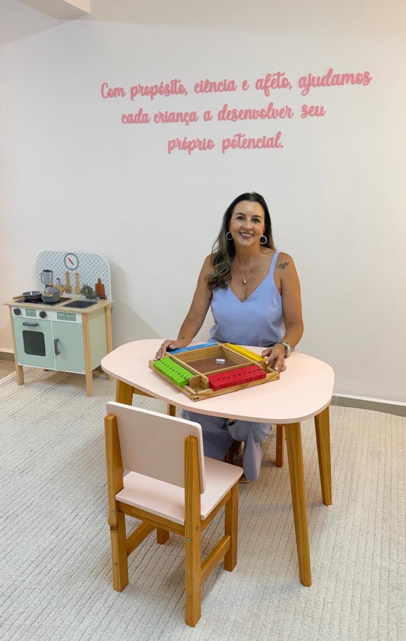 Andréia conduzindo atividade de raciocínio lógico com material lúdico