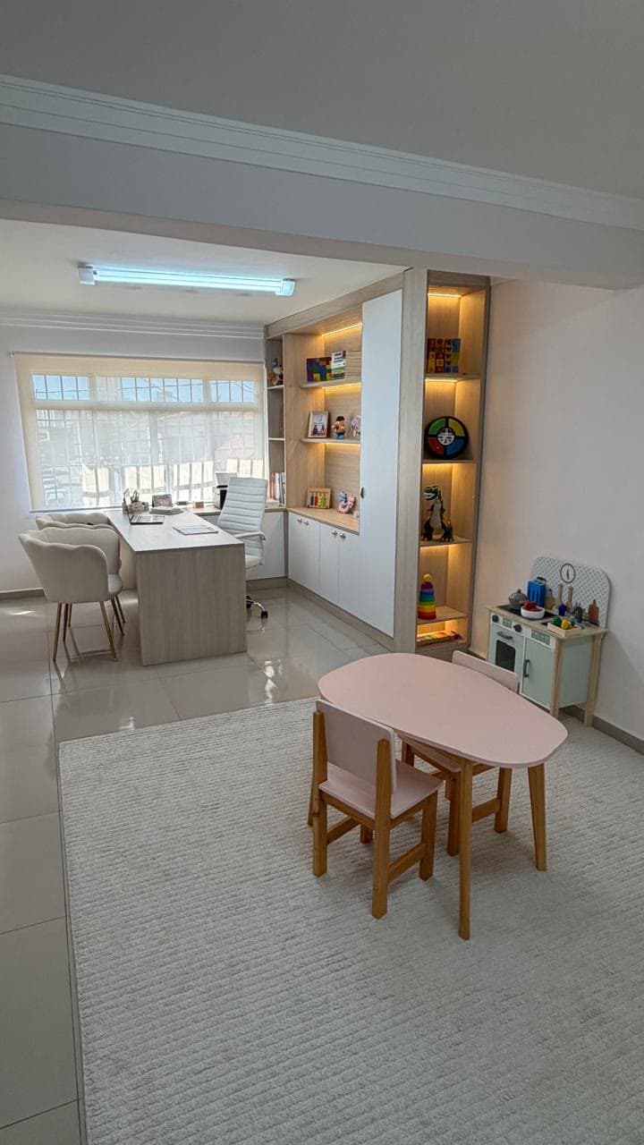 Espaço de atendimento com mesa de trabalho
