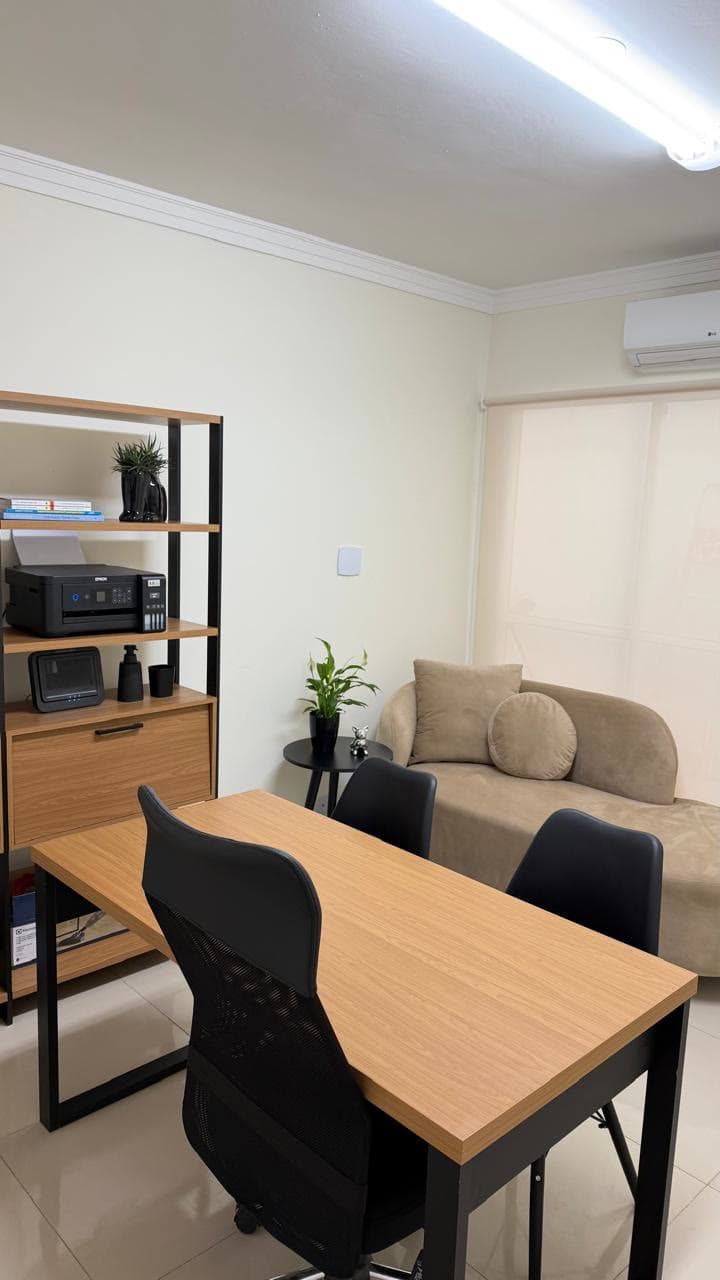 Sala de atendimento com mesa infantil e materiais organizados