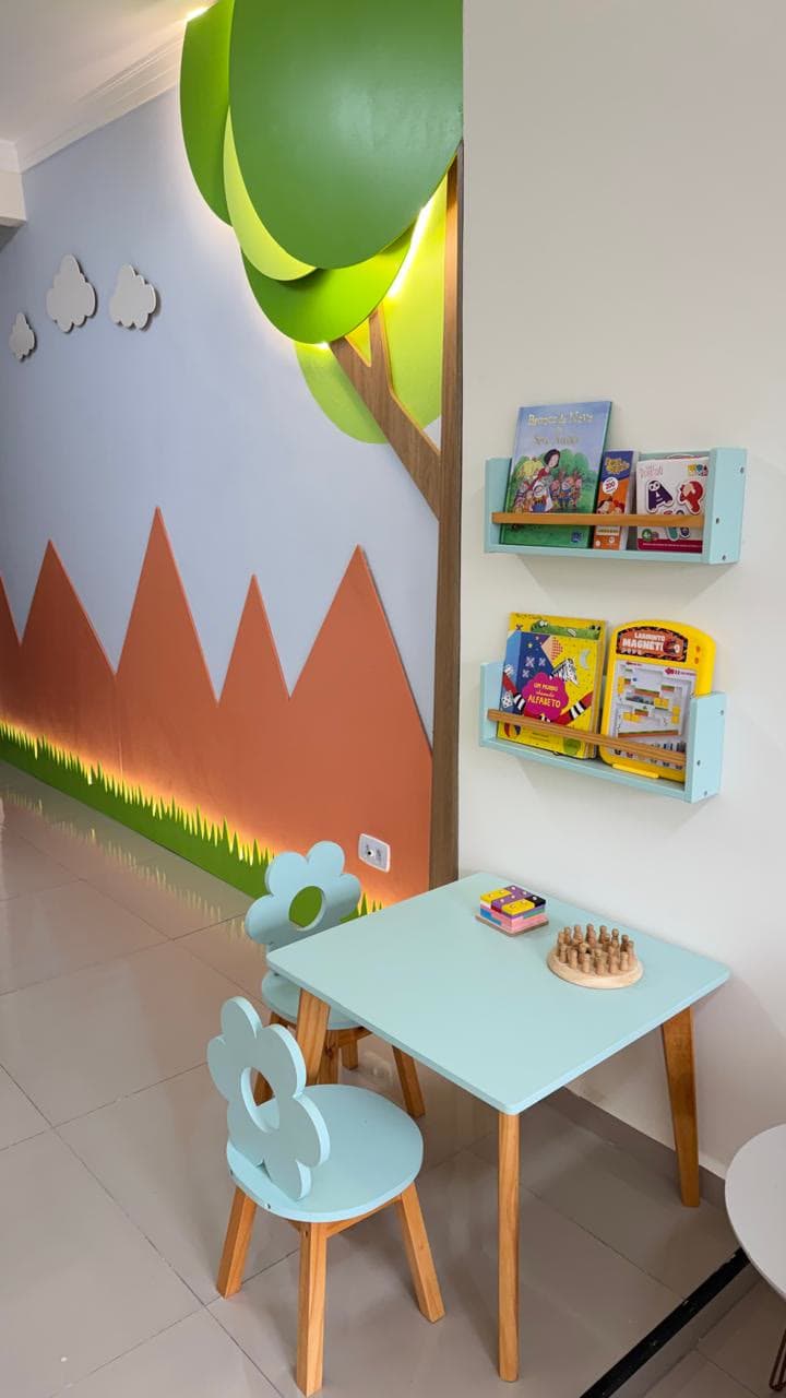 Cantinho de atividades com mural ilustrado de árvore