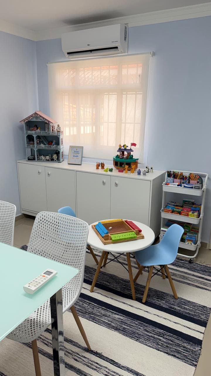 Sala de atividades com mesinha infantil e brinquedos