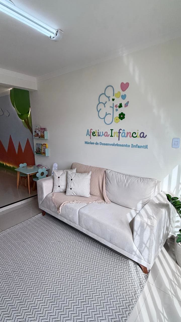 Área de espera com identidade visual Afetiva Infância