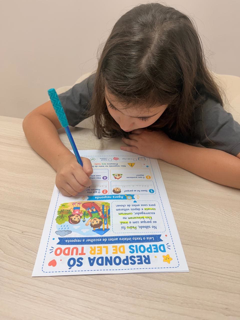 Criança em atividade de leitura e interpretação de texto